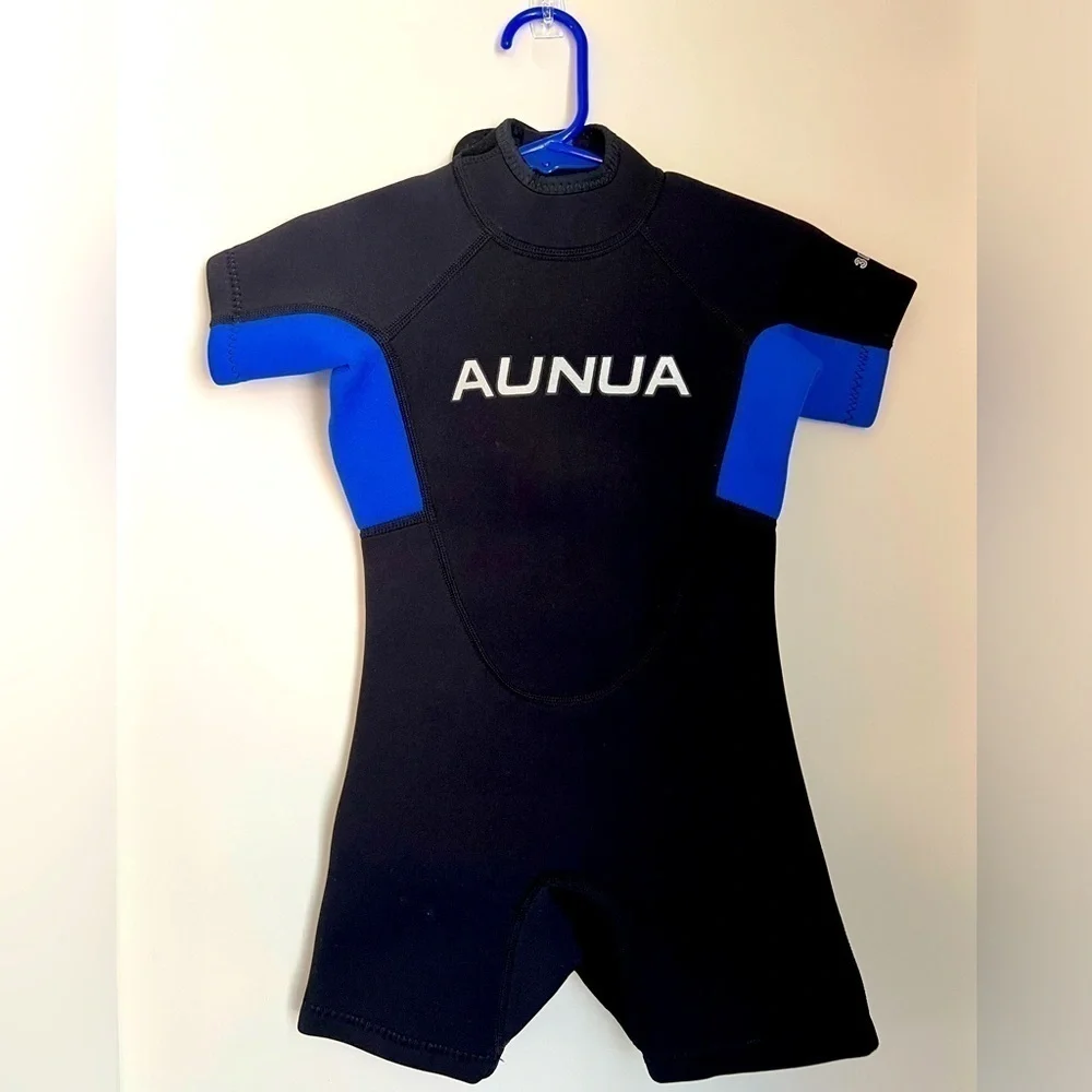 Aunua little boys short wetsuit in size 4